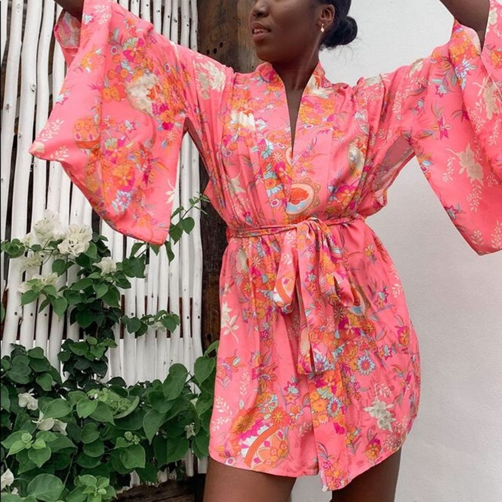 Leo Short Robe - Picture 1 of 9